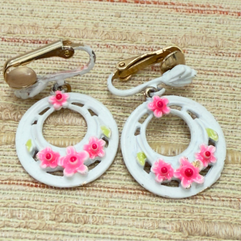Vintage Art Floral Enamel Clip-On Earrings In Pink And White 35$